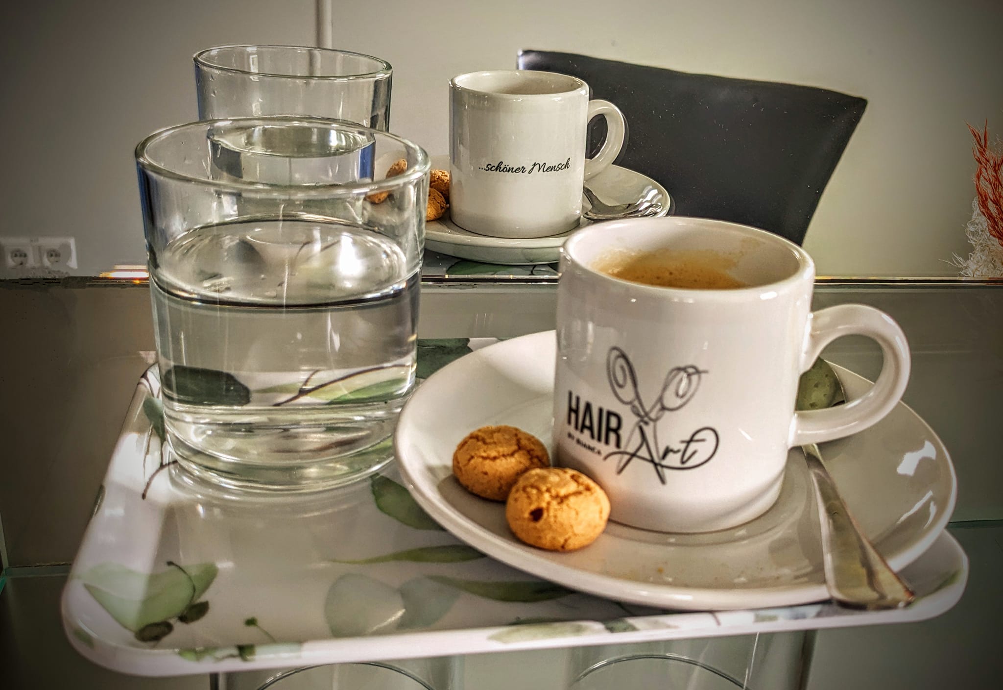 Kaffee, Kekse und Glas Wasser