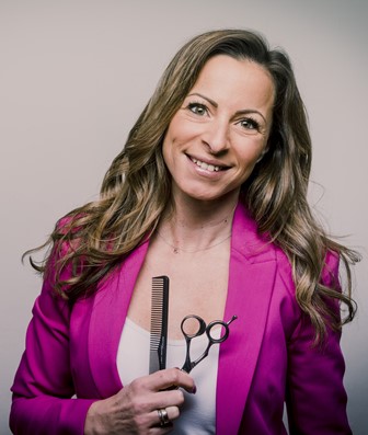 Bianca Manoch Oberkörper mit Kamm und Scheere in der Hand